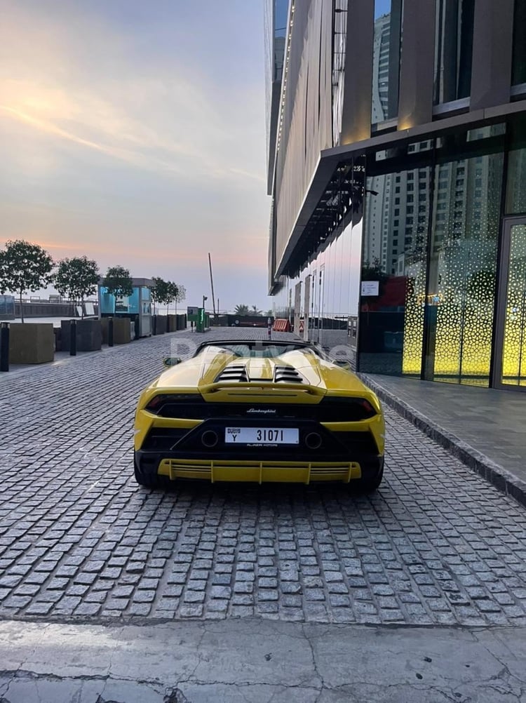 الأصفر Lamborghini Evo Spyder للإيجار في دبي 1