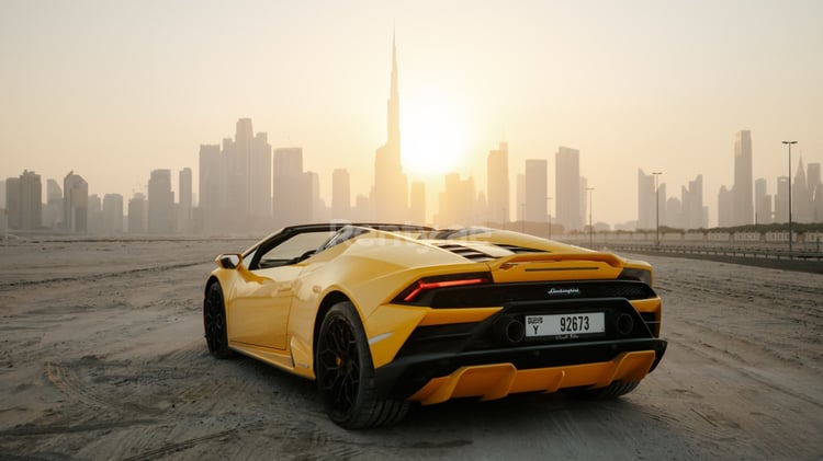 Giallo Lamborghini Evo Spyder in affitto a Dubai 0