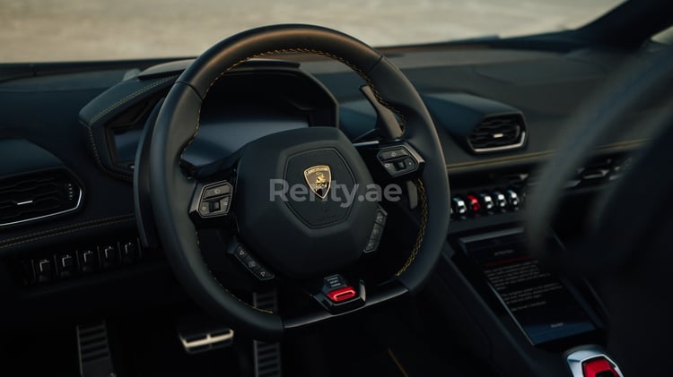 Giallo Lamborghini Evo Spyder in affitto a Dubai 2