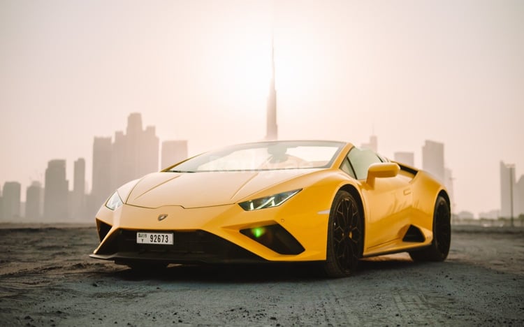 الأصفر Lamborghini Evo Spyder للإيجار في دبي