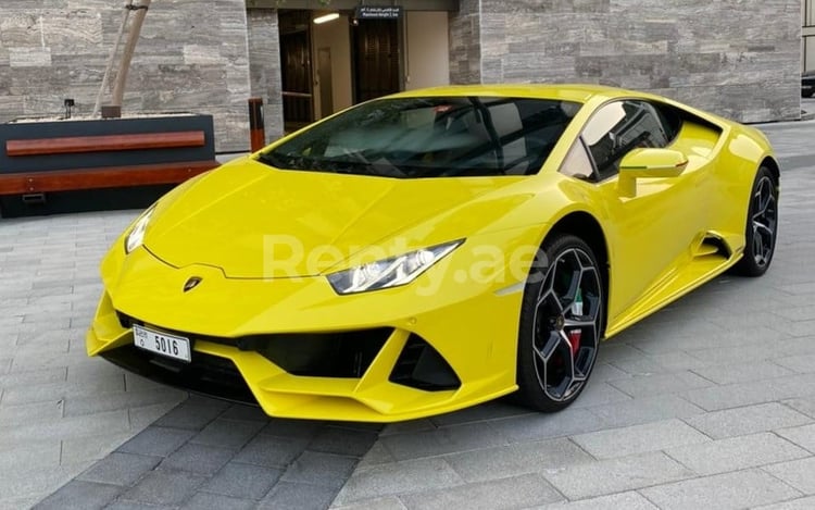 Amarillo Lamborghini Evo en alquiler en Sharjah