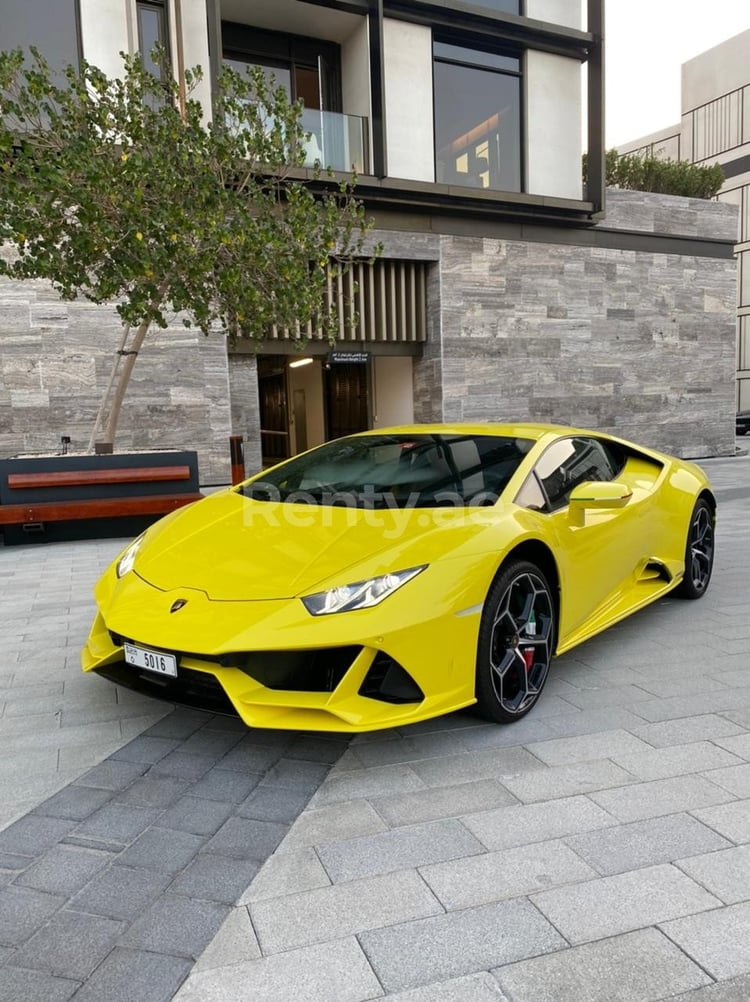 Jaune Lamborghini Evo en location à Abu-Dhabi 1