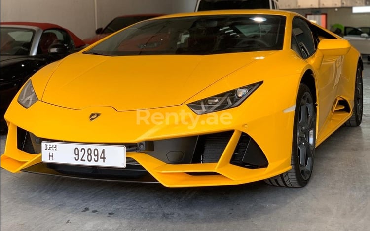 Amarillo Lamborghini Evo en alquiler en Dubai