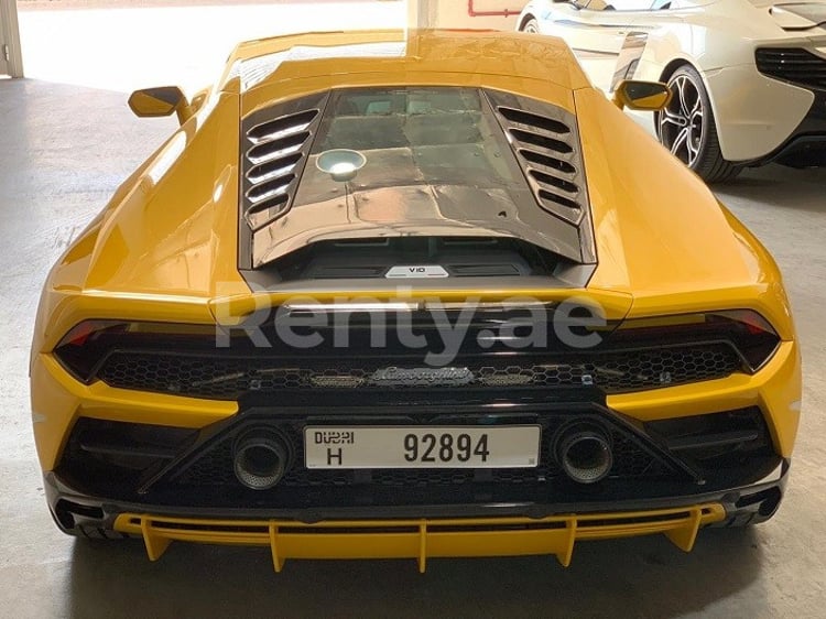 Jaune Lamborghini Evo en location à Dubai 0