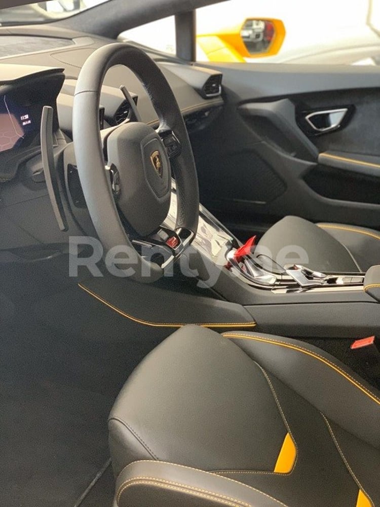 Amarillo Lamborghini Evo en alquiler en Dubai 1