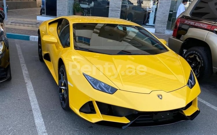 Amarillo Lamborghini Evo en alquiler en Sharjah