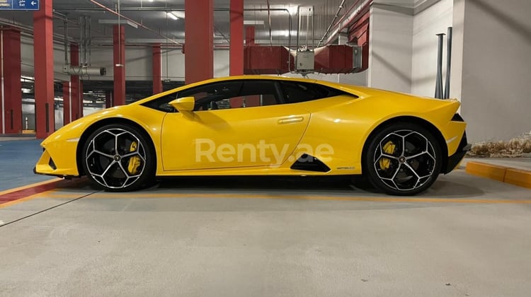 Jaune Lamborghini Evo en location à Abu-Dhabi 3