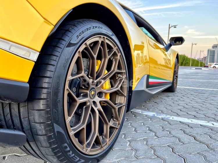 Giallo Lamborghini Huracan Performante in affitto a Dubai 5