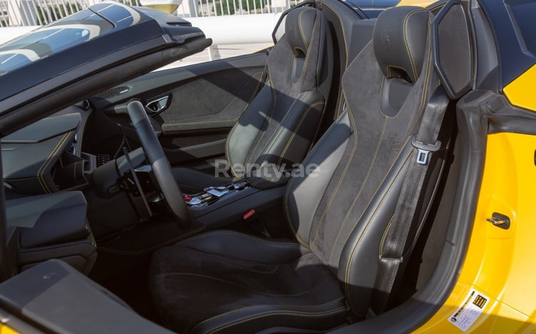 Jaune Lamborghini Huracan Spyder en location à Sharjah 5