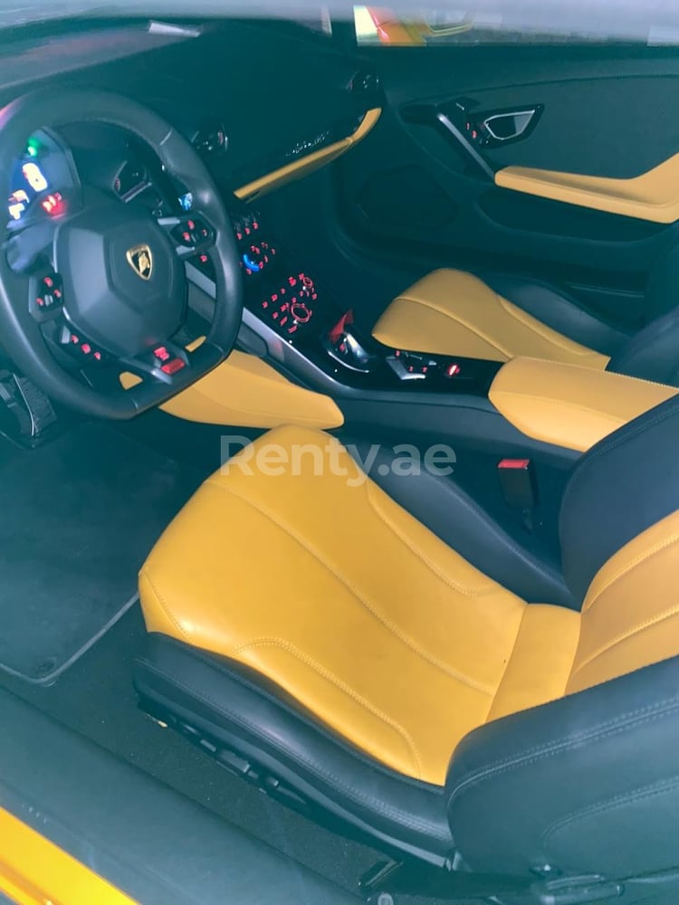 Gelb Lamborghini Huracan zur Miete in Sharjah 3