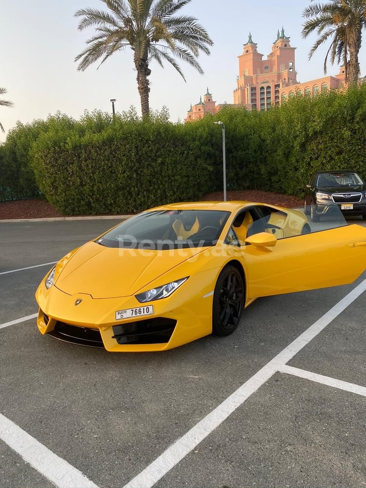 Jaune Lamborghini Huracan en location à Dubai 0