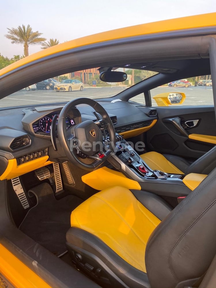 Jaune Lamborghini Huracan en location à Dubai 2