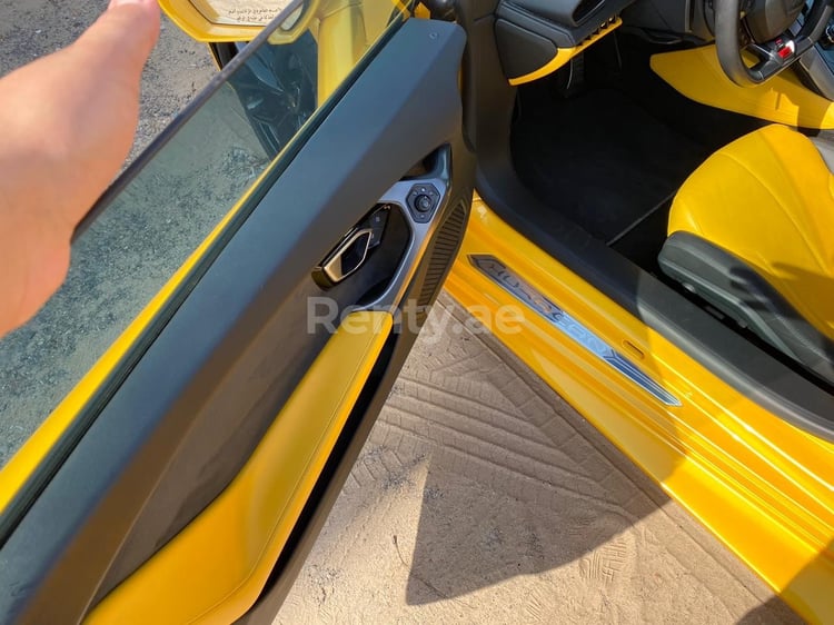 Jaune Lamborghini Huracan en location à Dubai 3