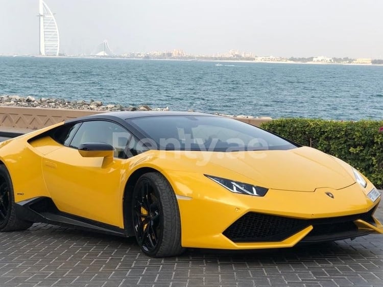 Giallo Lamborghini Huracan in affitto a Sharjah