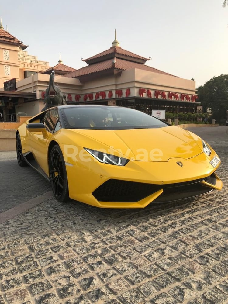 Giallo Lamborghini Huracan in affitto a Sharjah 2