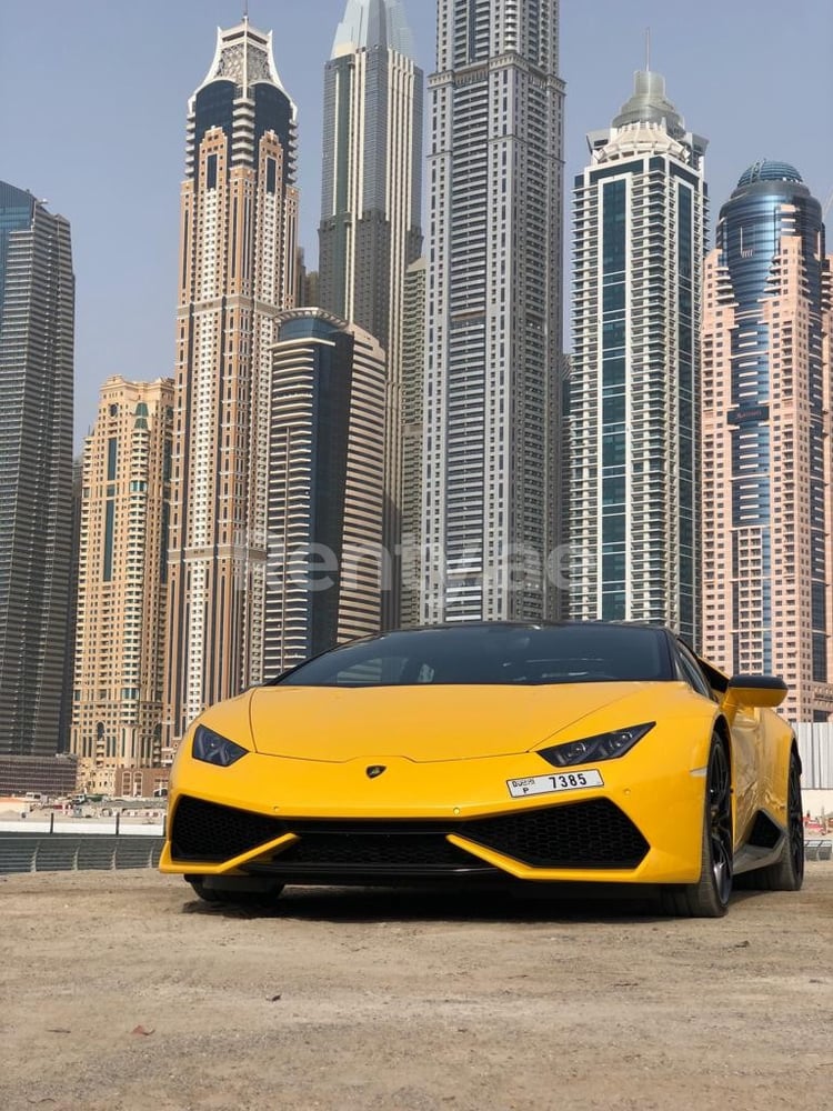 Giallo Lamborghini Huracan in affitto a Sharjah 4