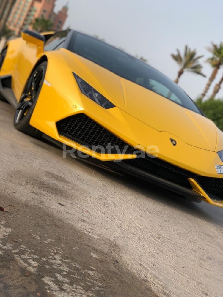 Giallo Lamborghini Huracan in affitto a Sharjah 11