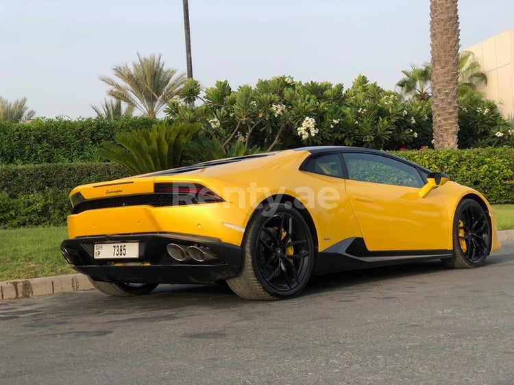 Giallo Lamborghini Huracan in affitto a Sharjah 12