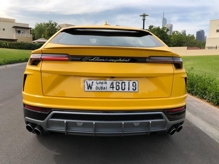 Gelb Lamborghini Urus zur Miete in Dubai 2