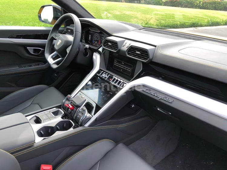 Jaune Lamborghini Urus en location à Dubai 4