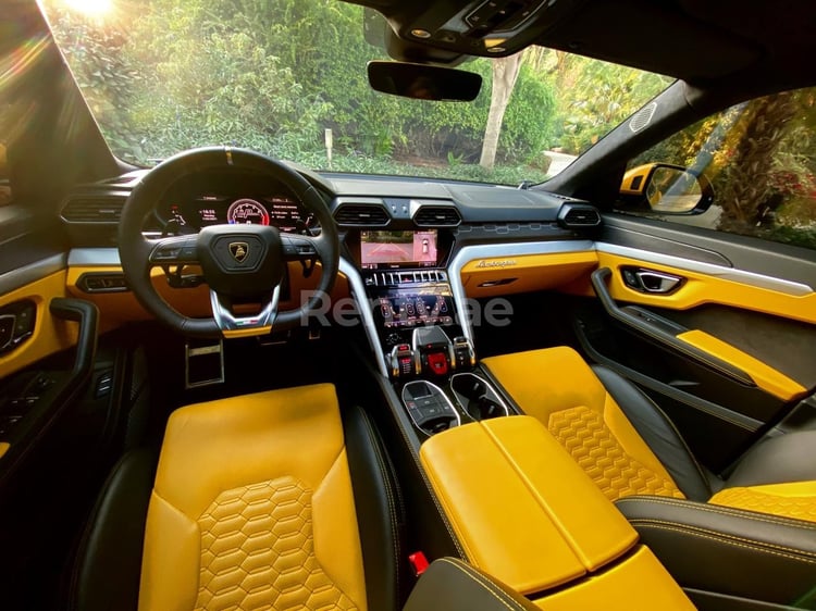 Amarillo Lamborghini Urus en alquiler en Dubai 0