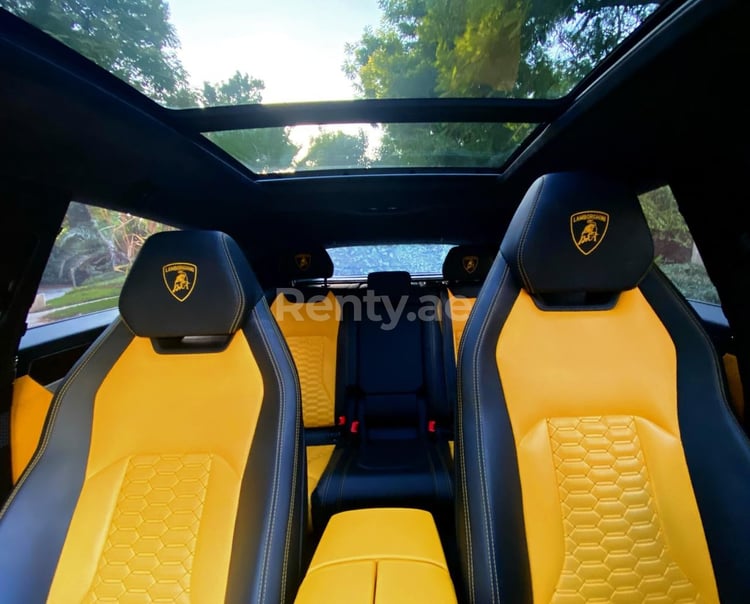 Giallo Lamborghini Urus in affitto a Dubai 2