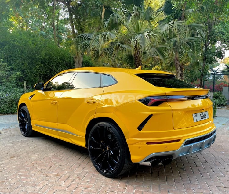 Giallo Lamborghini Urus in affitto a Dubai 3