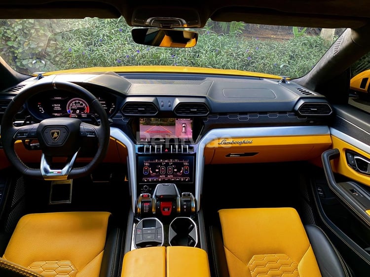 Giallo Lamborghini Urus in affitto a Dubai 5