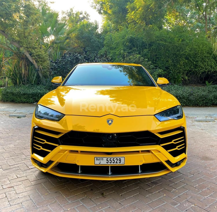 Amarillo Lamborghini Urus en alquiler en Dubai 7