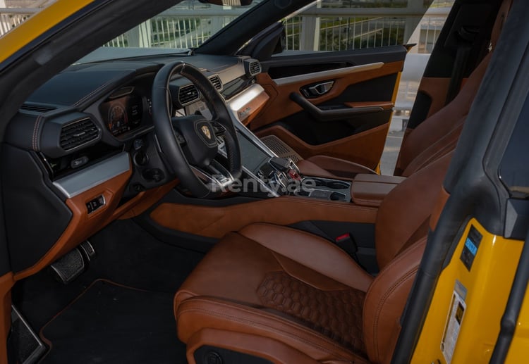 الأصفر Lamborghini Urus للإيجار في دبي 3