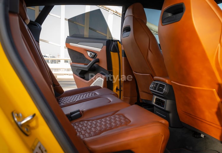 Amarillo Lamborghini Urus en alquiler en Abu-Dhabi 5