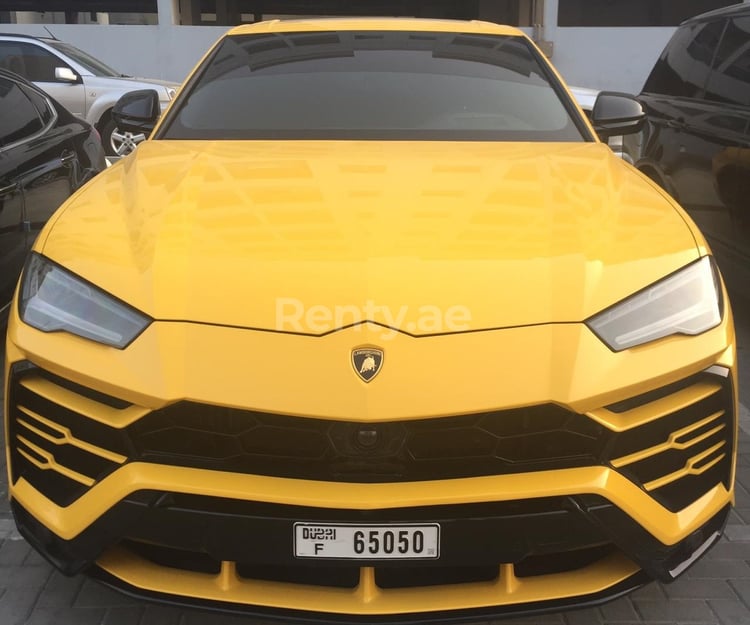 Giallo Lamborghini Urus in affitto a Dubai 2