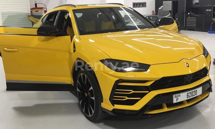 Giallo Lamborghini Urus in affitto a Dubai 3