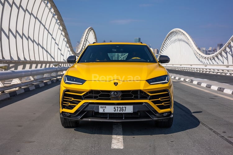 Giallo Lamborghini Urus in affitto a Dubai 0