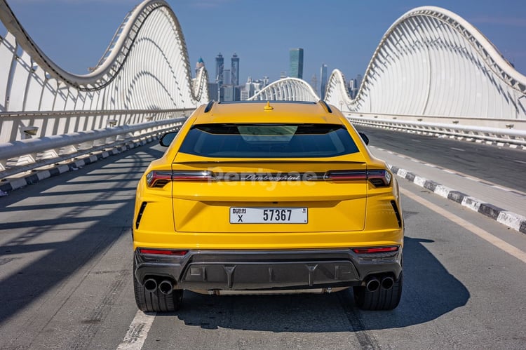 Amarillo Lamborghini Urus en alquiler en Sharjah 1