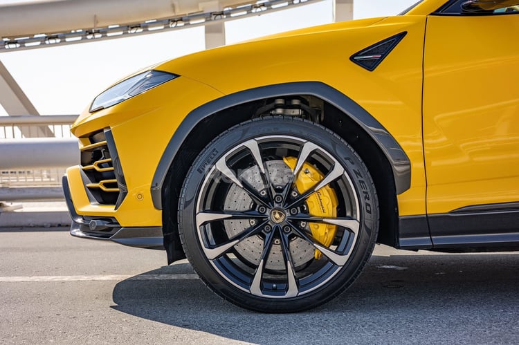 Jaune Lamborghini Urus en location à Dubai 2