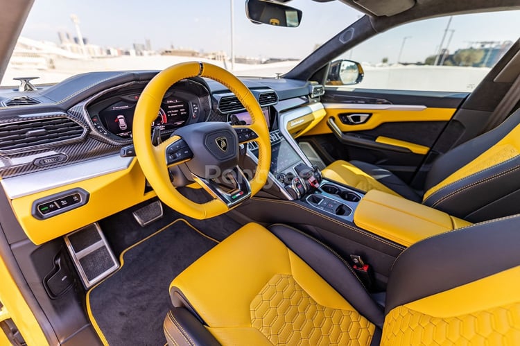 Jaune Lamborghini Urus en location à Dubai 3