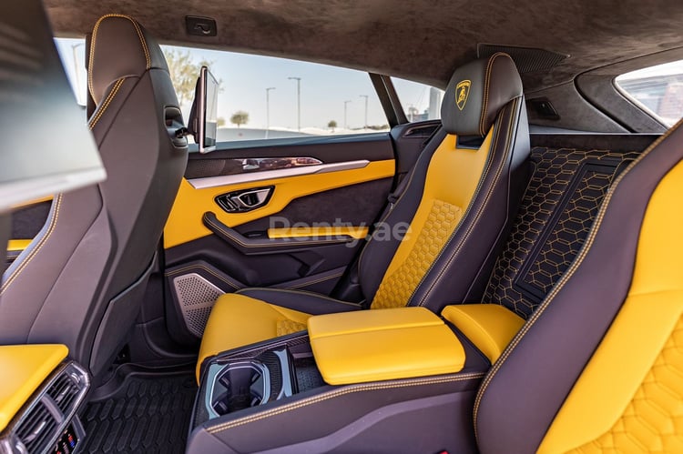 الأصفر Lamborghini Urus للإيجار في دبي 4