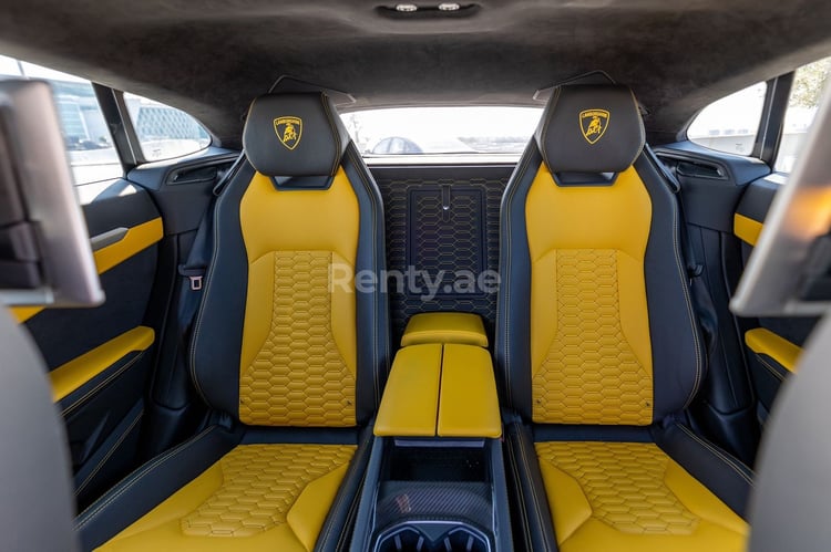 Amarillo Lamborghini Urus en alquiler en Sharjah 5