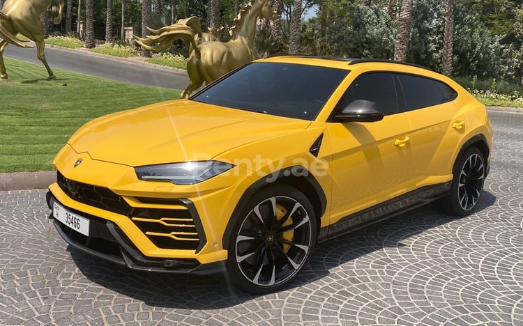 Amarillo Lamborghini Urus en alquiler en Dubai