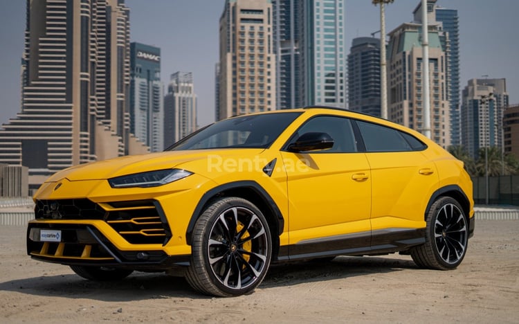 Amarillo Lamborghini Urus en alquiler en Abu-Dhabi