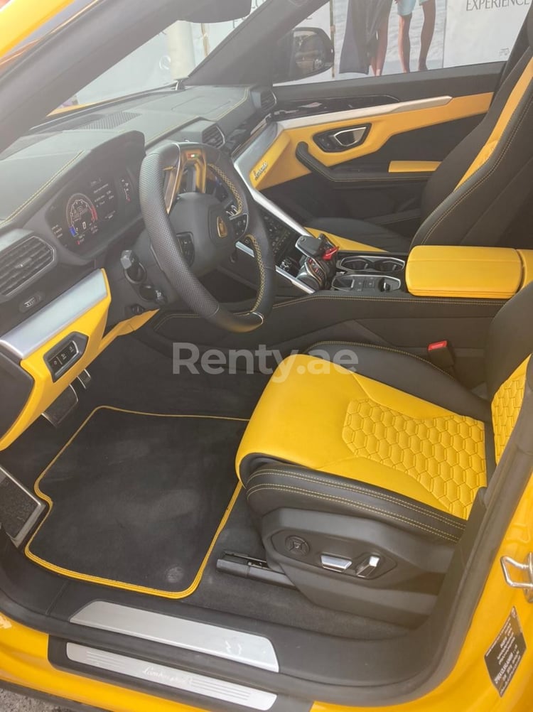 在迪拜租赁黄色 Lamborghini Urus 0