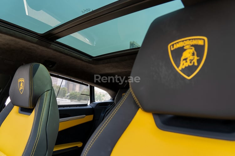 Giallo Lamborghini Urus in affitto a Dubai 2