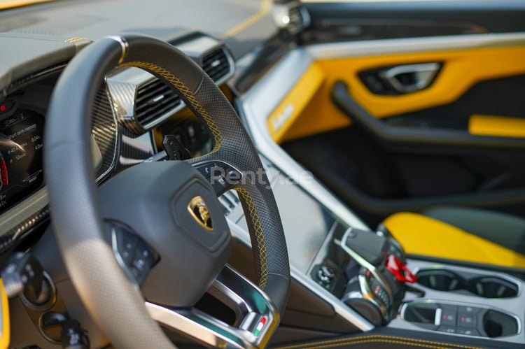 Amarillo Lamborghini Urus en alquiler en Abu-Dhabi 3