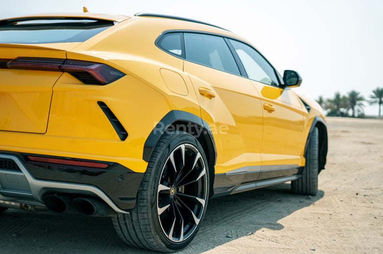 Amarillo Lamborghini Urus en alquiler en Dubai 5