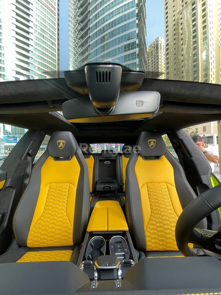 Verte Lamborghini Urus en location à Abu-Dhabi 0