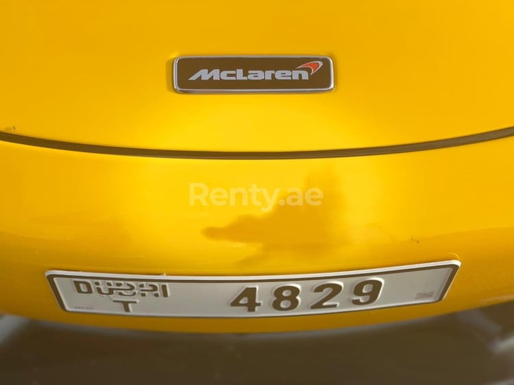 Giallo McLaren 720 S in affitto a Dubai 5