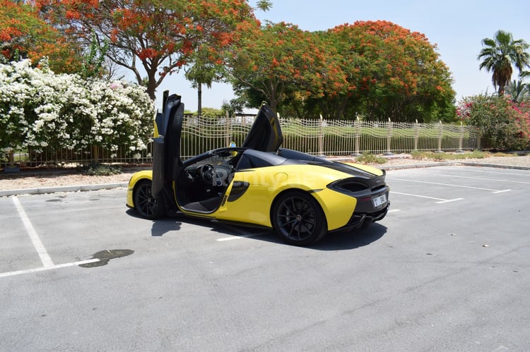 Giallo McLaren 570S Spider in affitto a Abu-Dhabi 2