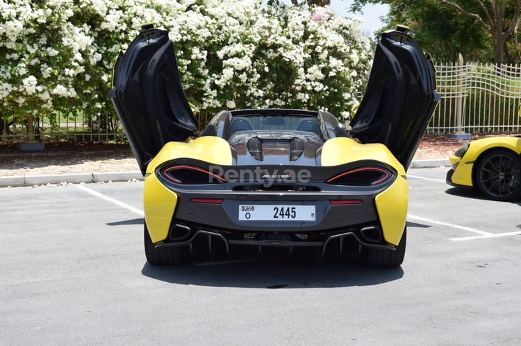 Amarillo McLaren 570S Spider en alquiler en Abu-Dhabi 2