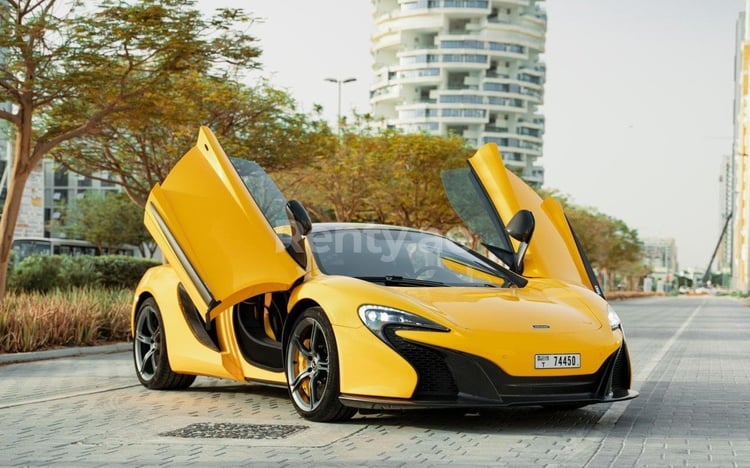 Gelb McLaren 650S zur Miete in Abu-Dhabi